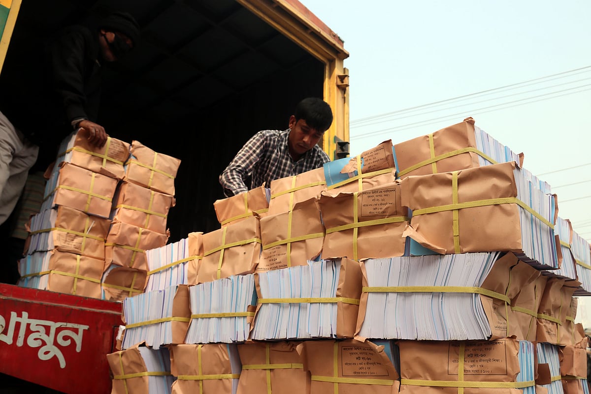 ছাপাখানায় বিদ্যালয়ের পাঠ্যবই ছাপানো শেষে বিনা মূল্যে বিতরণের জন্য জেলায় পাঠানো হচ্ছে। ছবিটি গতকাল রংপুর নগরের শিক্ষা অফিসের সামনে তোলা। ১৭ ডিসেম্বর, রংপুর