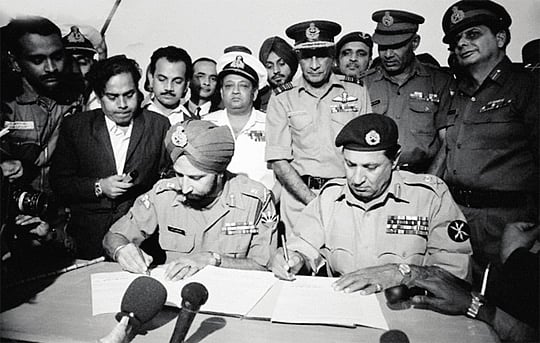 ১৬ ডিসেম্বর ১৯৭১ : আত্মসমর্পণের দলিলে সই করেন পাকিস্তানি বাহিনীর পূর্বাঞ্চলীয় কমান্ডের অধিনায়ক লে. জেনারেল এ এ কে নিয়াজি (ডানে বসা)। পাশে বসা মিত্রবাহিনীর লে. জেনারেল জগজিৎ সিং অরোরা