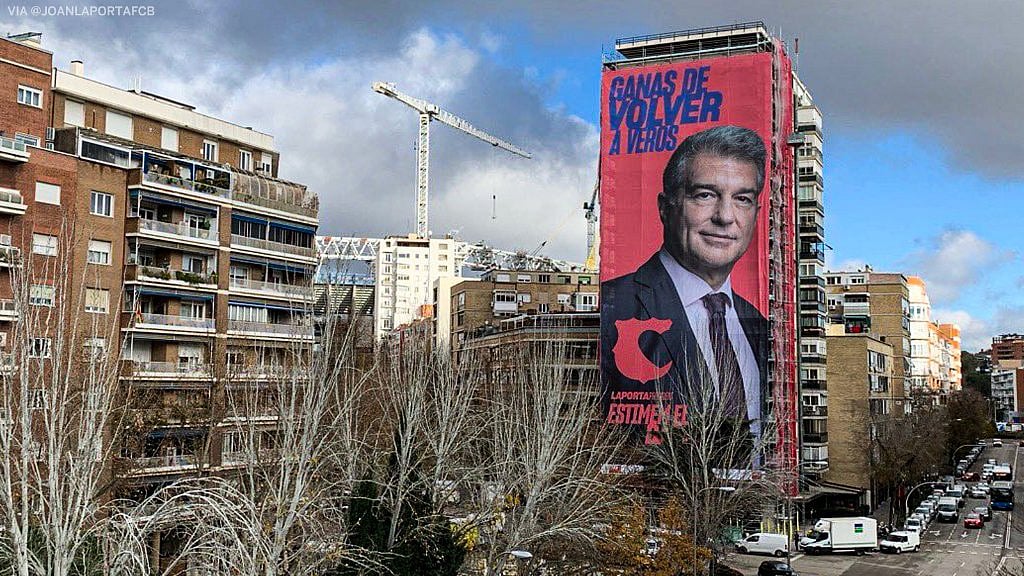 হুয়ান লাপোর্তা বার্সেলোনার সভাপতি হতে চান। তাঁর প্রচারণার এই ব্যানারটি চোখে পড়েছে রিয়ালের মাঠের ঠিক বাইরে।