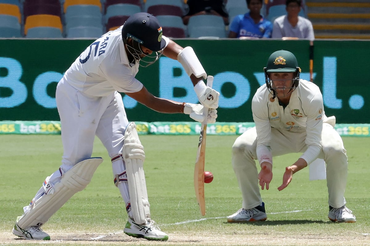 মাটি কামড়ে পড়ে আছেন চেতেশ্বর পূজারা।