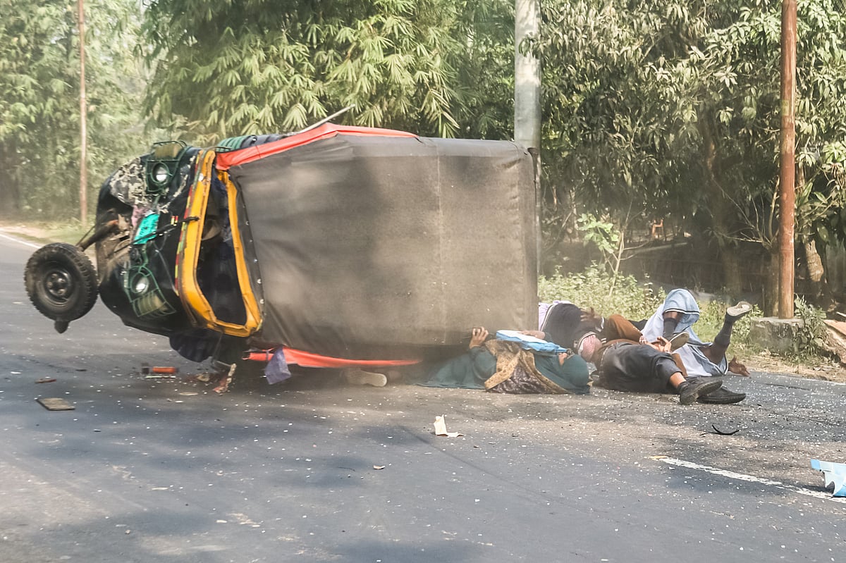 উল্টে যাওয়া থ্রি হুইলারের (মাহেন্দ্র) নিচে চাপা পড়েছেন যাত্রীরা।