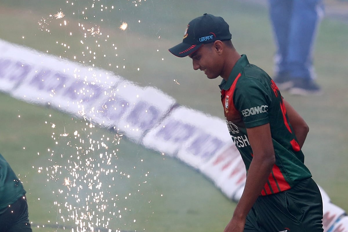 আজ অভিষেক হয়েছে হাসান মাহমুদের।