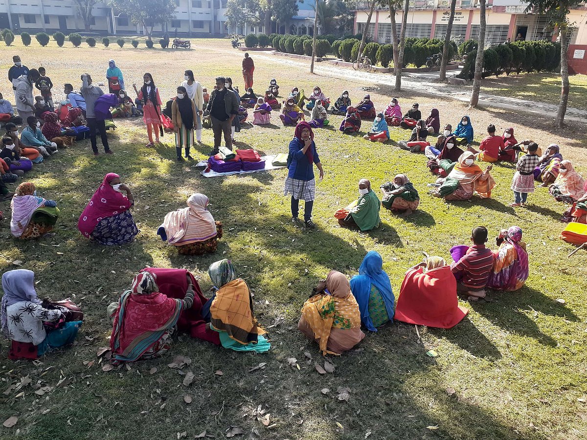 প্রথম আলো ট্রাস্টের পাঠানো কম্বল  ২৫০ জন দুস্থ শীতার্তের মাঝে বিতরণ করছে পার্বতীপুর বন্ধুসভা। আজ সোমবার পার্বতীপুর সরকারি কলেজ মাঠে