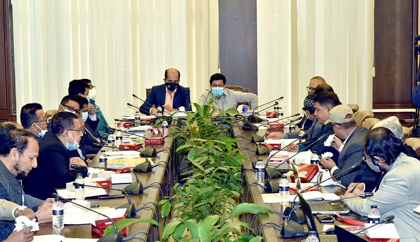 ঢাকা দক্ষিণ সিটির প্রধান কার্যালয় নগর ভবনের বুড়িগঙ্গা হলে বাস রুট রেশনালাইজেশনের ১৫তম সভা।সভায় দক্ষিণের মেয়র শেখ ফজলে নূর তাপস ও উত্তর সিটির মেয়র মো. আতিকুল ইসলামও উপস্থিত ছিলেন