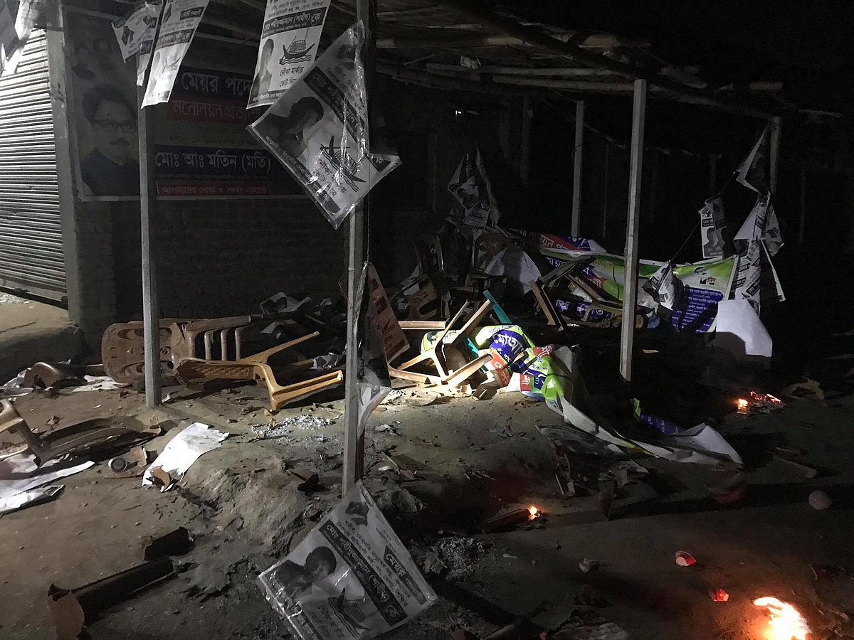 রাজশাহীর বাঘা উপজেলার আড়ানী পৌরসভা নির্বাচনে আওয়ামী লীগের বিদ্রোহী প্রার্থী মুক্তারের সমর্থকেরা দলীয় মেয়র প্রার্থীর নির্বাচনী কার্যালয় ও সমর্থকদের দোকানপাট ভাঙচুর করেন