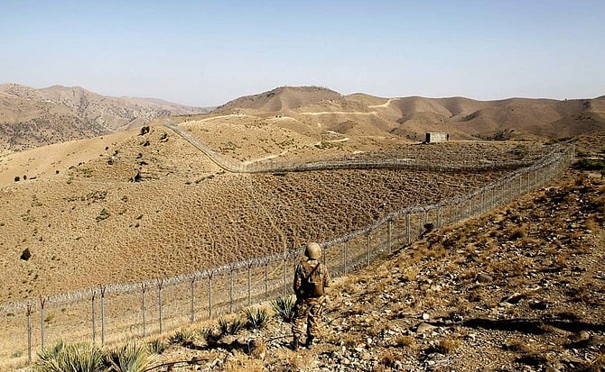 কাঁটাতারে বিভক্ত পাকিস্তান-আফগানিস্তান। সীমান্ত পাহারায় পাকিস্তানের এক সেনা। উত্তর ওয়াজিরিস্তান, পাকিস্তান, ১৮ অক্টোবর, ২০১৭