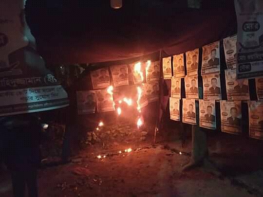 আগুনে নির্বাচনী কার্যালয় ঘিরে রাখার কাপড় ও নৌকার প্রতিকৃতি পুড়ে যায়। শনিবার রাতে কালিয়া পৌরসভার বড় কালিয়ার ঘোষপাড়ায়