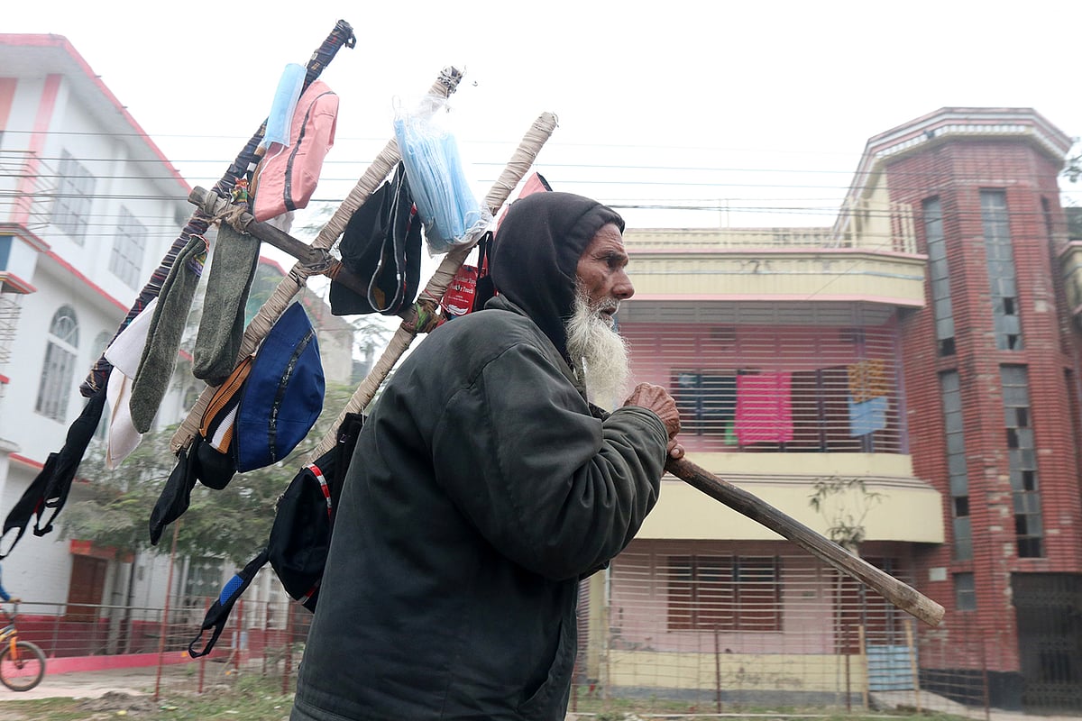 শৈত্যপ্রবাহ উপেক্ষা করে টুপি আর মাস্ক বিক্রি করতে সকালে বেরিয়ে পড়েছেন সাদেক আলী। পরিবারে উপার্জনের আর কেউ না থাকায় প্রতিদিন এভাবেই বিক্রির আশায় বের হতে হয় তাঁকে। আজ রোববার পাবনার বাংলাবাজার এলাকায়