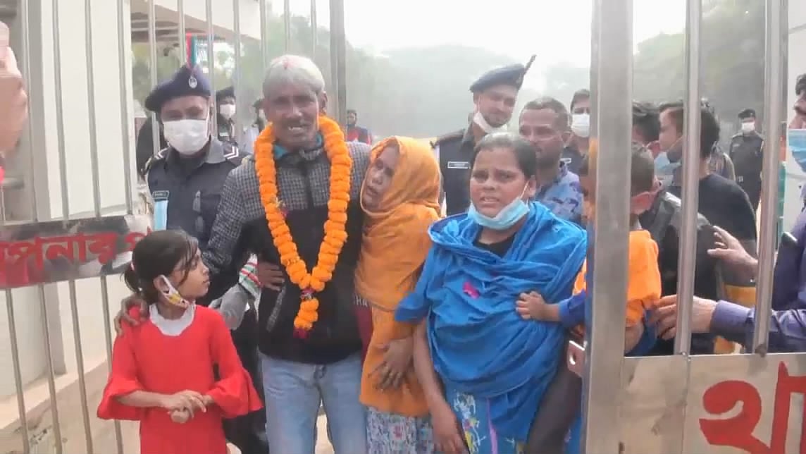 মুক্তি পেয়ে বেরিয়ে আসছেন মো. আরমান। বৃহস্পতিবার দুপুরে গাজীপুরের কাশিমপুর কেন্দ্রীয় কারাগারের ফটকে।