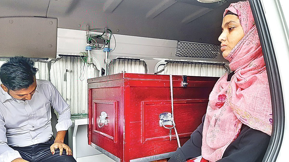 সৌদি আরবে ২০১৭ সালে গৃহকর্মীর কাজ করতেন আবিরন বেগম। ২০১৯ সালের অক্টোবরে লাশ হয়ে বাংলাদেশে ফেরেন তিনি। বোন আবিরনের লাশ নিতে বিমানবন্দরে আসেন ছোট বোন রেশমা খাতুন। শাহজালাল আন্তর্জাতিক বিমানবন্দরের কার্গো শাখায় অ্যাম্বুলেন্সে