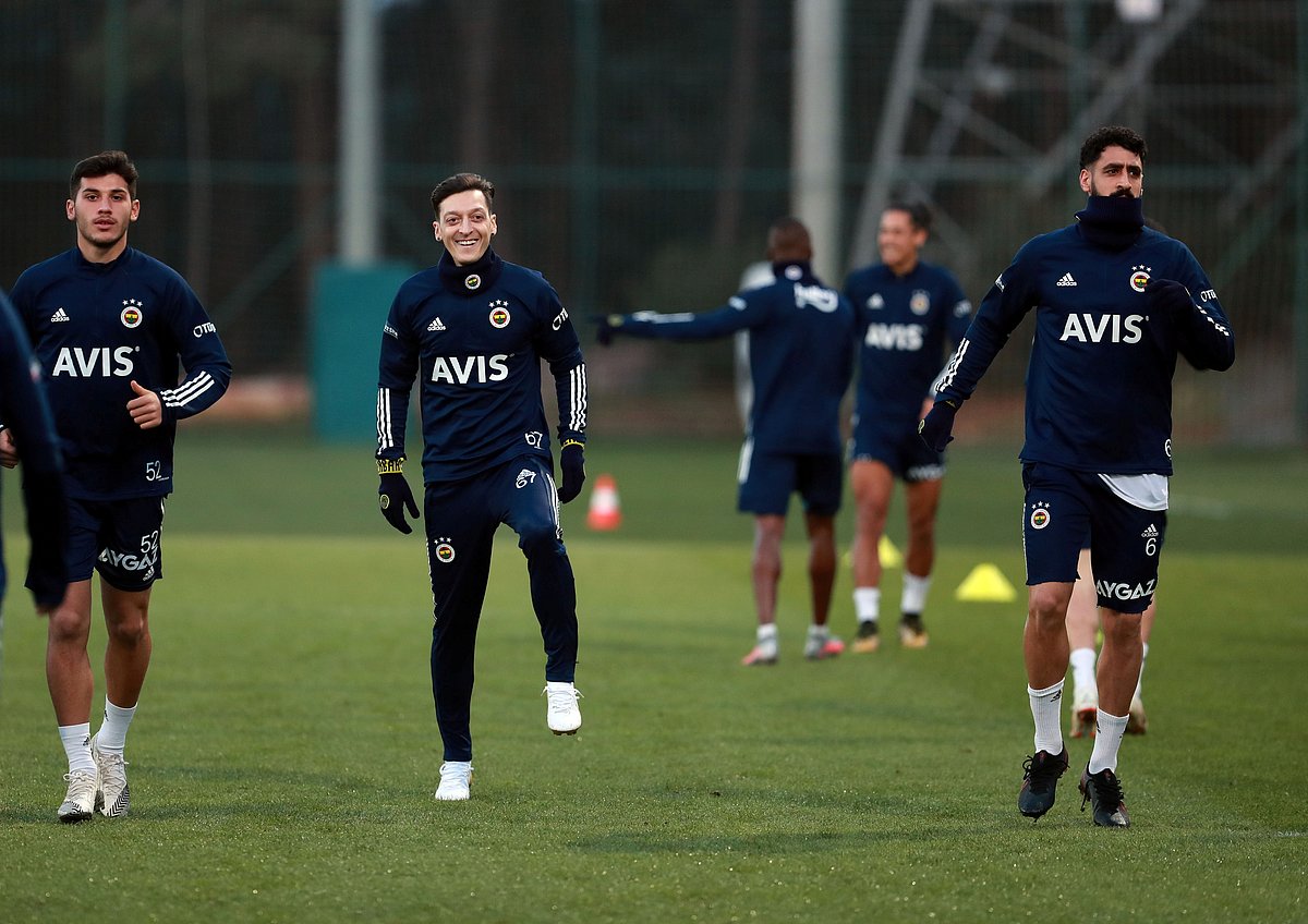 তুরস্কের ক্লাব ফেনেরবাচে এখন মেসুত ওজিল।