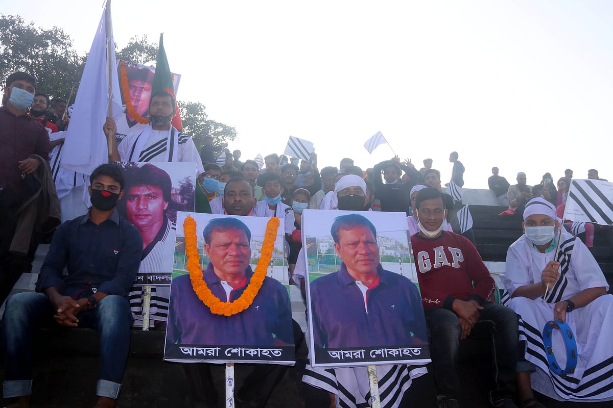 কুমিল্লায় কাল আবাহনী–মোহামেডান ম্যাচে গ্যালারিতে বাদল রায়ের ছবিতে মালা পরিয়েছেন সমর্থকেরা