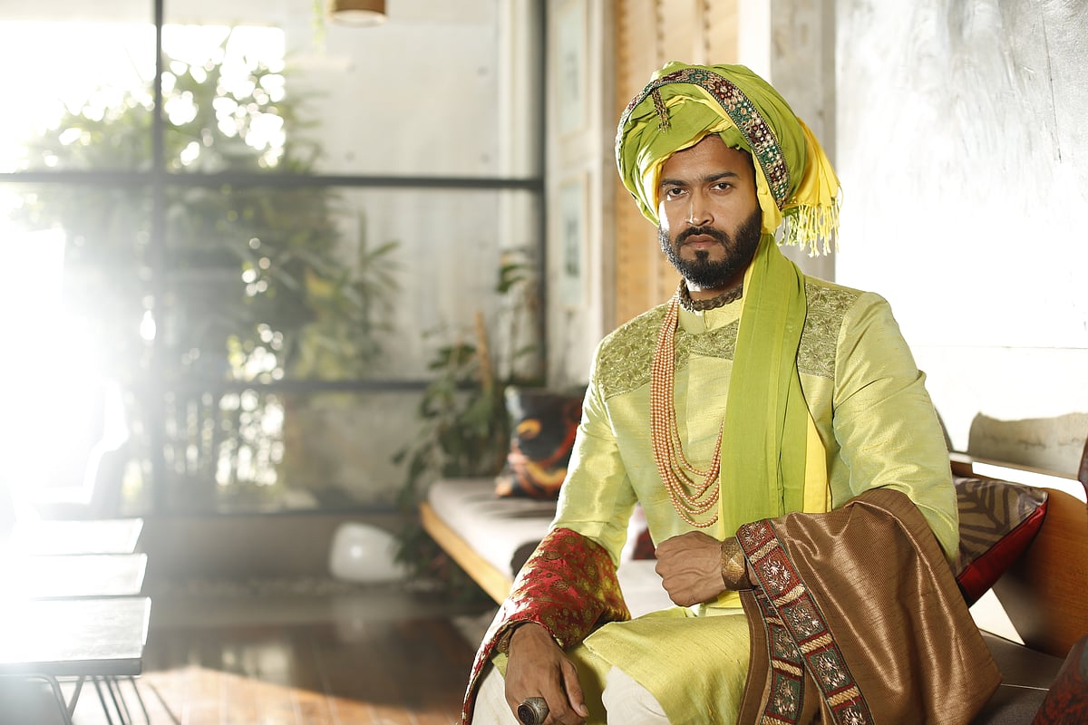 শেরওয়ানির বিপরীত রঙের উত্তরীয়তে জমকালো সাজ