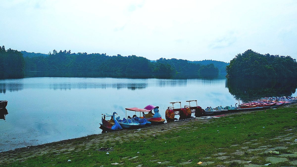 মহামায়ার লেকের পাড়েই মিলবে নানা রকমের নৌকা। ছবি: মাসুম আলী