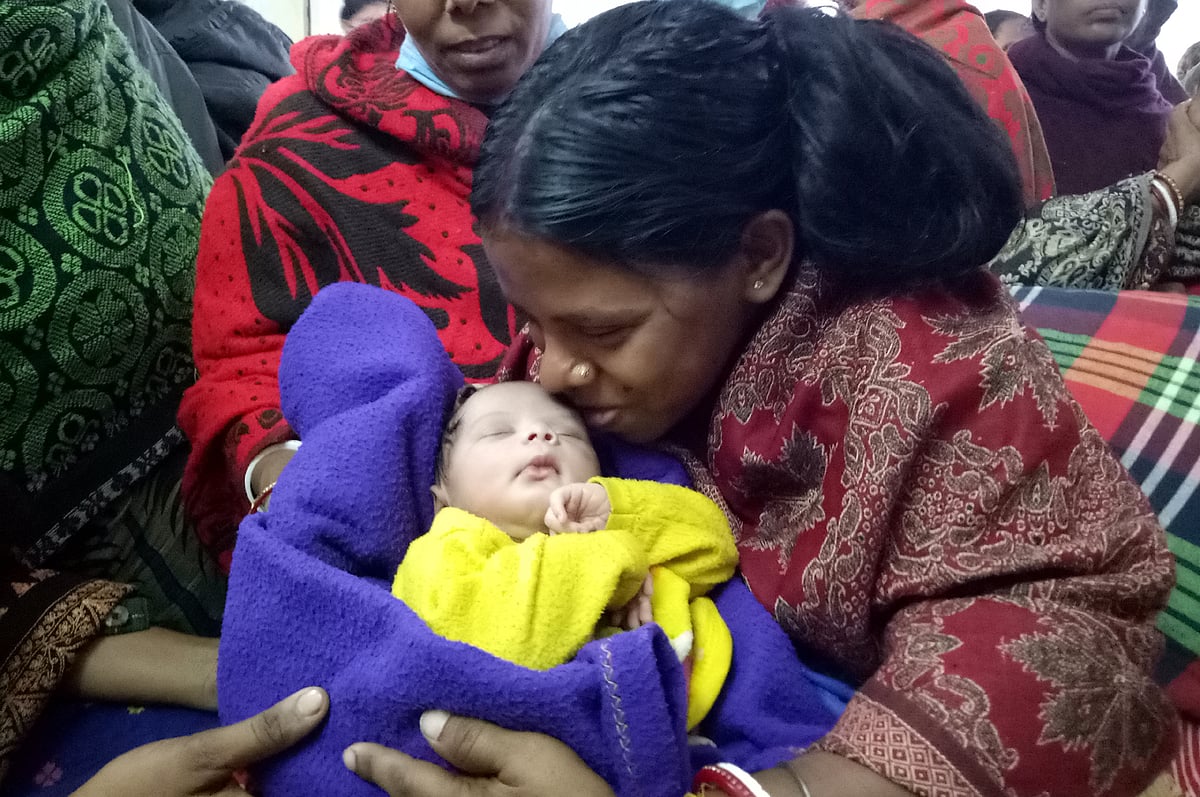 চুরি হওয়ার ২৭ ঘণ্টা পর বাচ্চাকে ফিরে পেয়ে মায়ের আদর। ফুটফুটে কন্যাশিশুটির নাম রাখা হয়েছে ‘লক্ষ্মী’। আজ শনিবার বিকেলে রাজশাহী মেডিকেল কলেজ হাসপাতালের ২৩ নম্বর ওয়ার্ডে