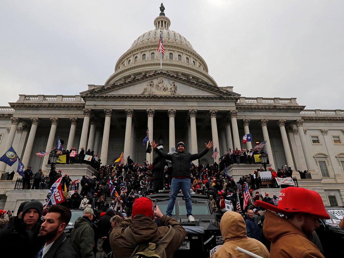 বিক্ষোভের একপর্যায়ে কংগ্রেস ভবনের দেয়ালের ওপর উঠে পড়েন অনেকে