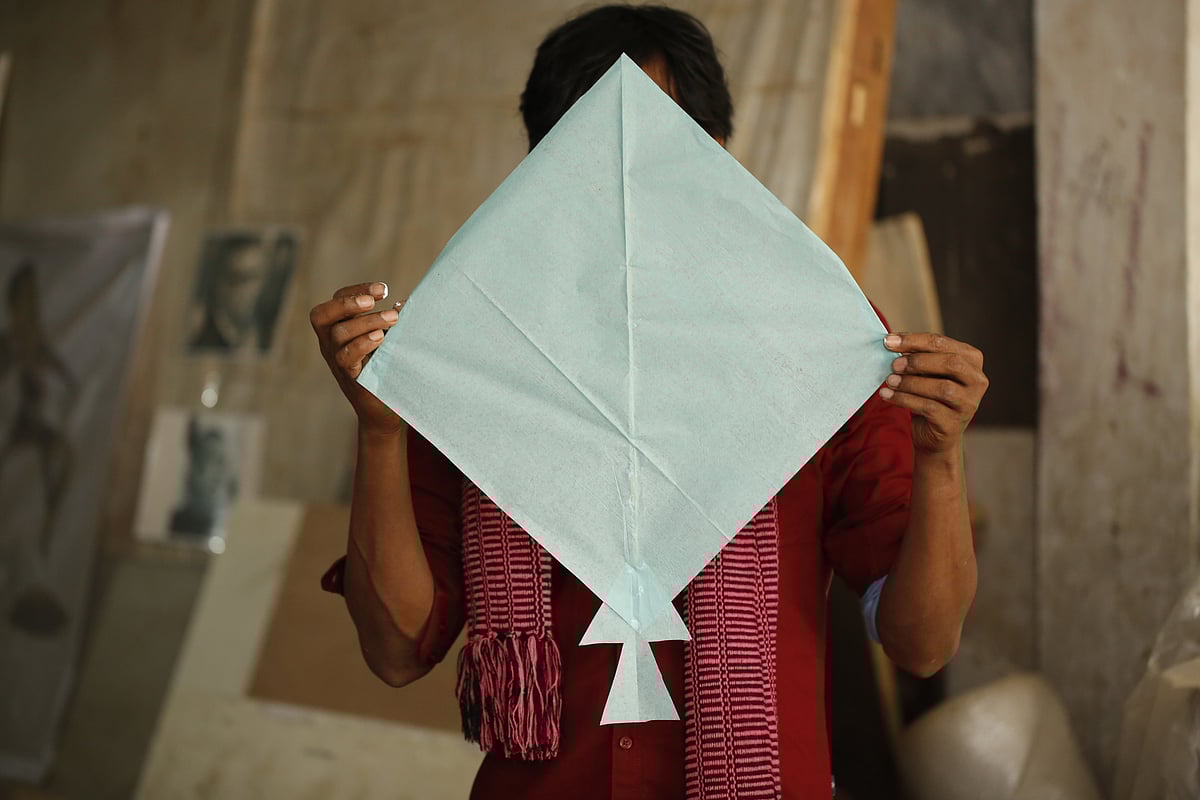 বাড়িতে নিজেই বানাতে পারেন কাগজের ঘুড়ি।