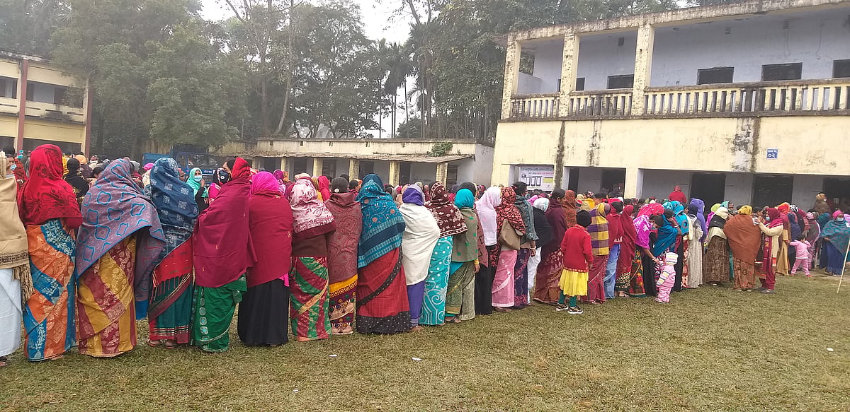 রাজশাহীর বাঘা উপজেলার আড়ানী মনোমোহিনী উচ্চ বিদ্যালয় কেন্দ্রে ভোটারদের উপস্থিতি