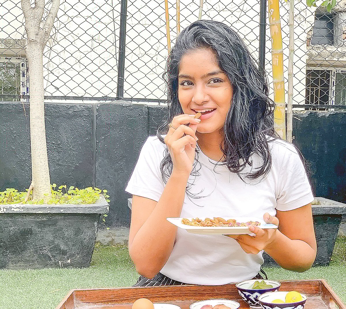 কাঠবাদাম মাথায় নতুন চুল গজাতে সাহায্য করে। মডেল: নাভিন।