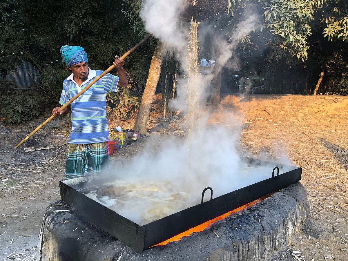 বড় কড়াইয়ে আখের রস জ্বাল দেওয়া হচ্ছে। ছবিগুলো সম্প্রতি গাজীপুরের কাপাসিয়া উপজেলার রায়েদ এলাকা থেকে তোলা