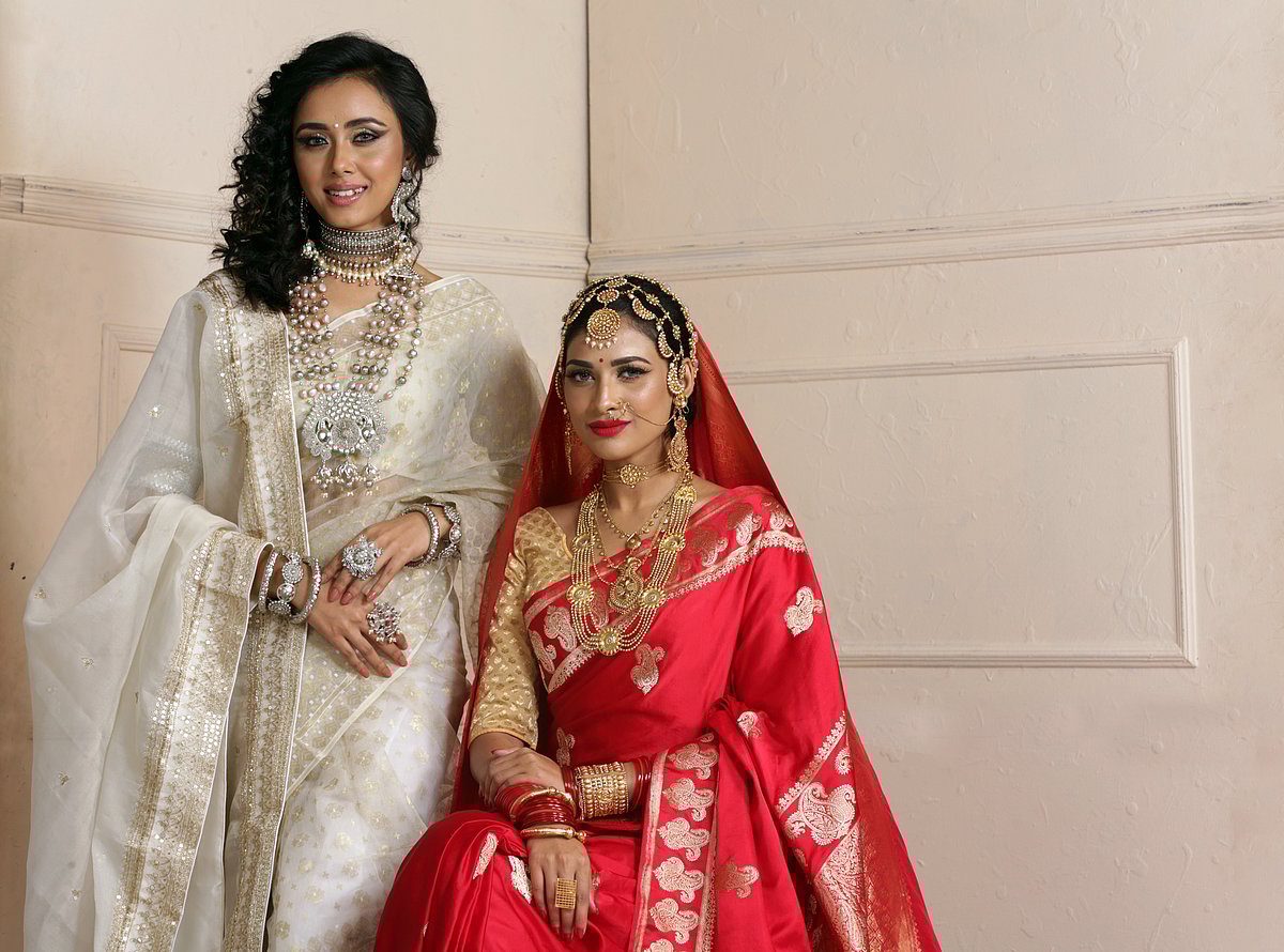 ঐতিহ্য আর আধুনিকতার মেলবন্ধনে সেজে উঠছেন এখনকার কনেরা।