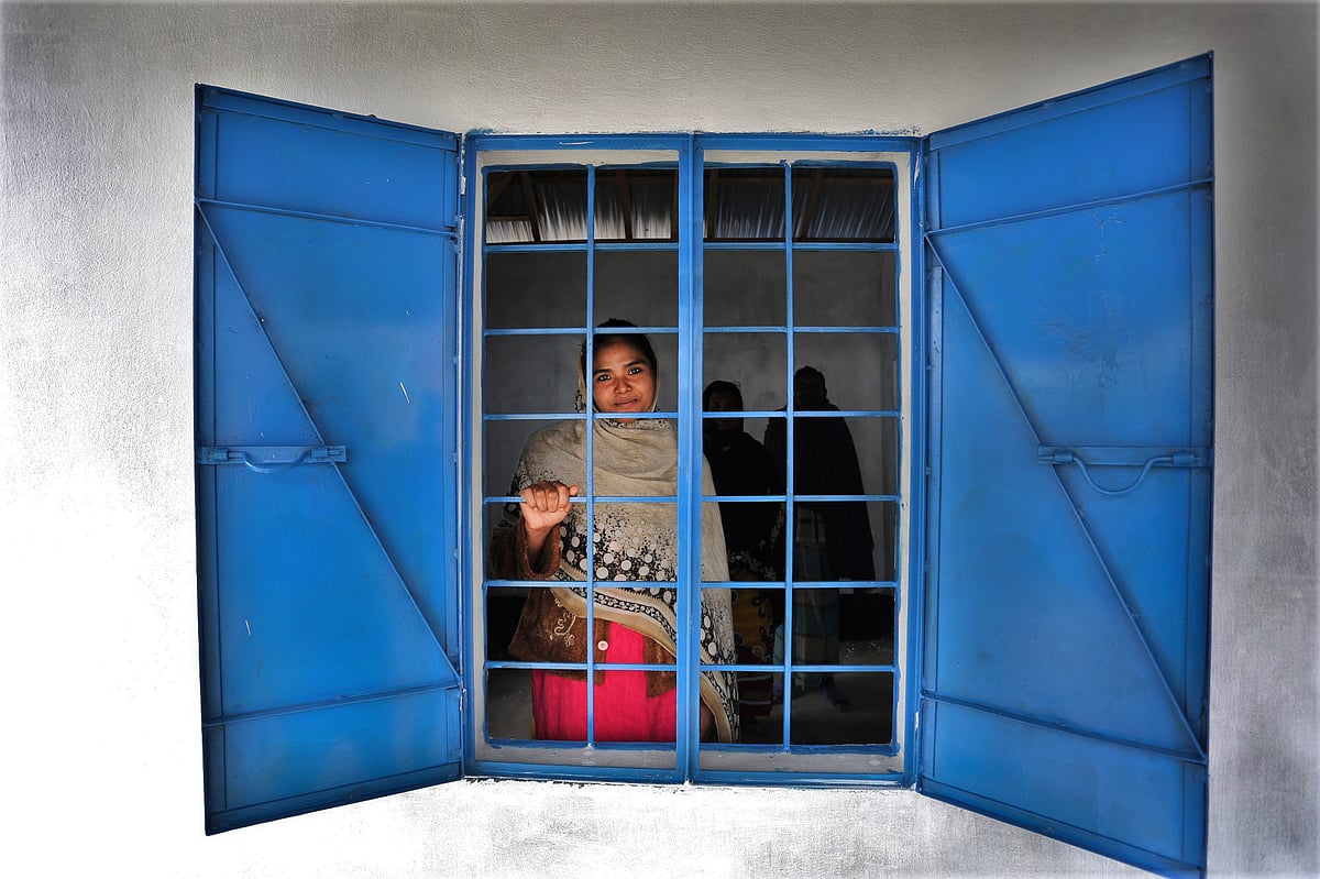 মুজিব শতবর্ষ উপলক্ষে গৃহহীন পরিবারকে সরকারের পক্ষ থেকে উপহার হিসেবে জমি ও ঘর দেওয়া হচ্ছে। নতুন ঘর ও জমি পেয়ে আনন্দিত এক পরিবারের তিন সদস্য নুর বানু, নুর বকশ ও আমেনা। শনিবার রংপুরের তারাগঞ্জে।