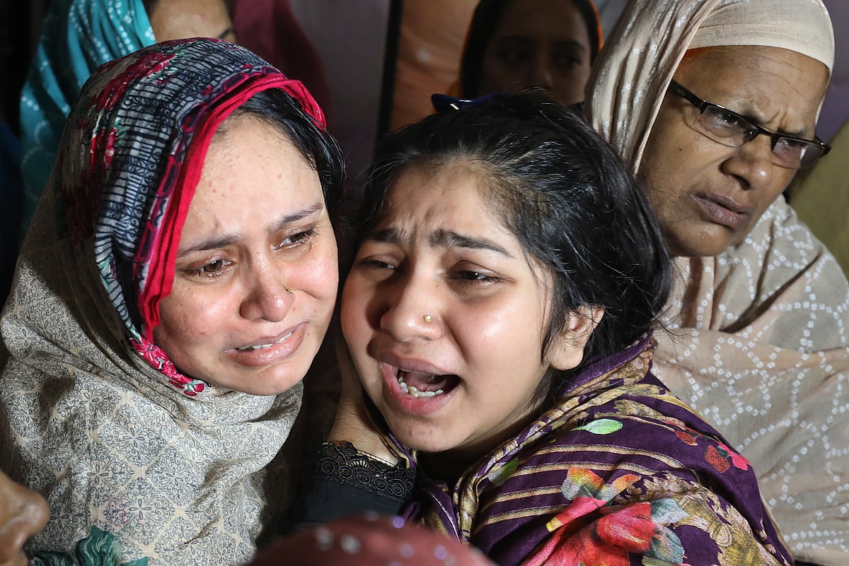 দুই কাউন্সিলর প্রার্থীর প্রচারণার সময় সংঘর্ষে নিহত হন আজগর আলী। তাঁর মৃত্যুর সংবাদ শোনার পর থেকে কোন ভাবে থাকছে না মেয়ে মিথিলা (ছবির ডান পাশে) ও স্বজনদের কান্না। বুধবার দুপুর ১২টায় চট্টগ্রাম নগরের পাঠানটুলী এলাকার বাসায়।