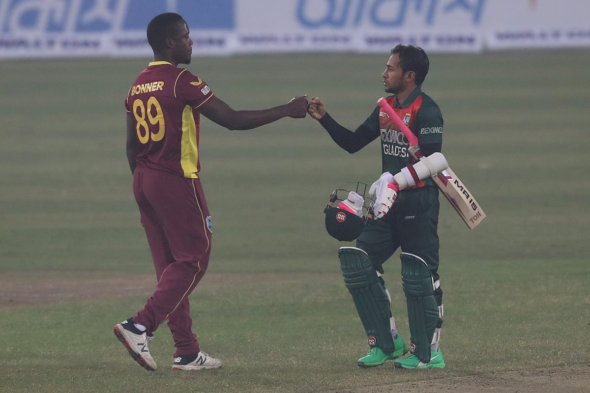 জয়ের পর ওয়েস্ট ইন্ডিজের খেলোয়াড়ের সঙ্গে শুভেচ্ছা বিনিময় মুশফিকুর রহিমের