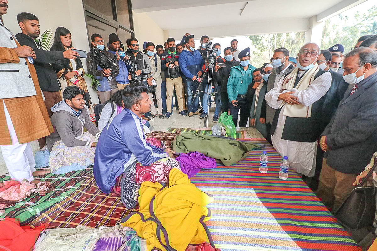 বহিস্কারাদেশ প্রত্যাহারের দাবিতে 
অনশনরত দুই শিক্ষার্থীর দেখা করেন খুলনা সিটি করপোরেশনের মেয়র তালুকদার আব্দুল খালেক। আজ শুক্রবার খুলনা বিশ্ববিদ্যালয় প্রাঙ্গনে।