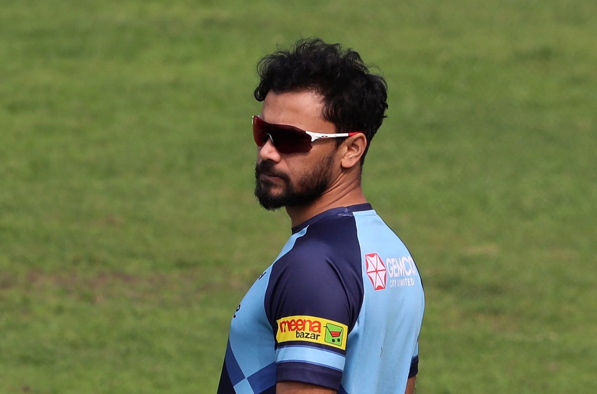 বাংলাদেশ দলের সাবেক অধিনায়ক মাশরাফি বিন মুর্তজা