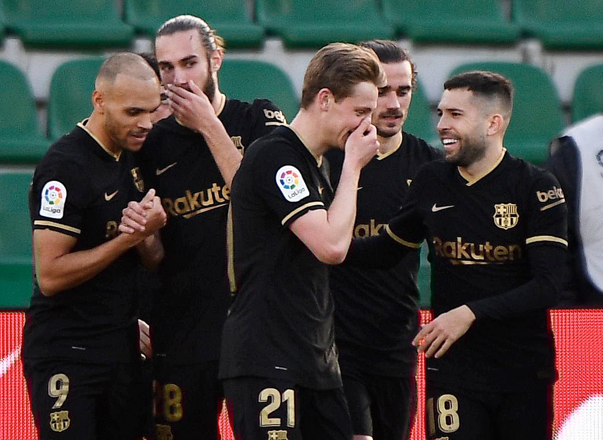 বার্সার প্রথম গোলটি করেন ডি ইয়ং।