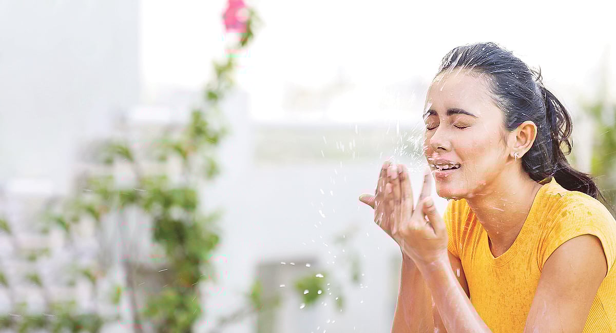 হালকা গরম পানি এ সময় ত্বকে আর্দ্রতা জোগাবে।