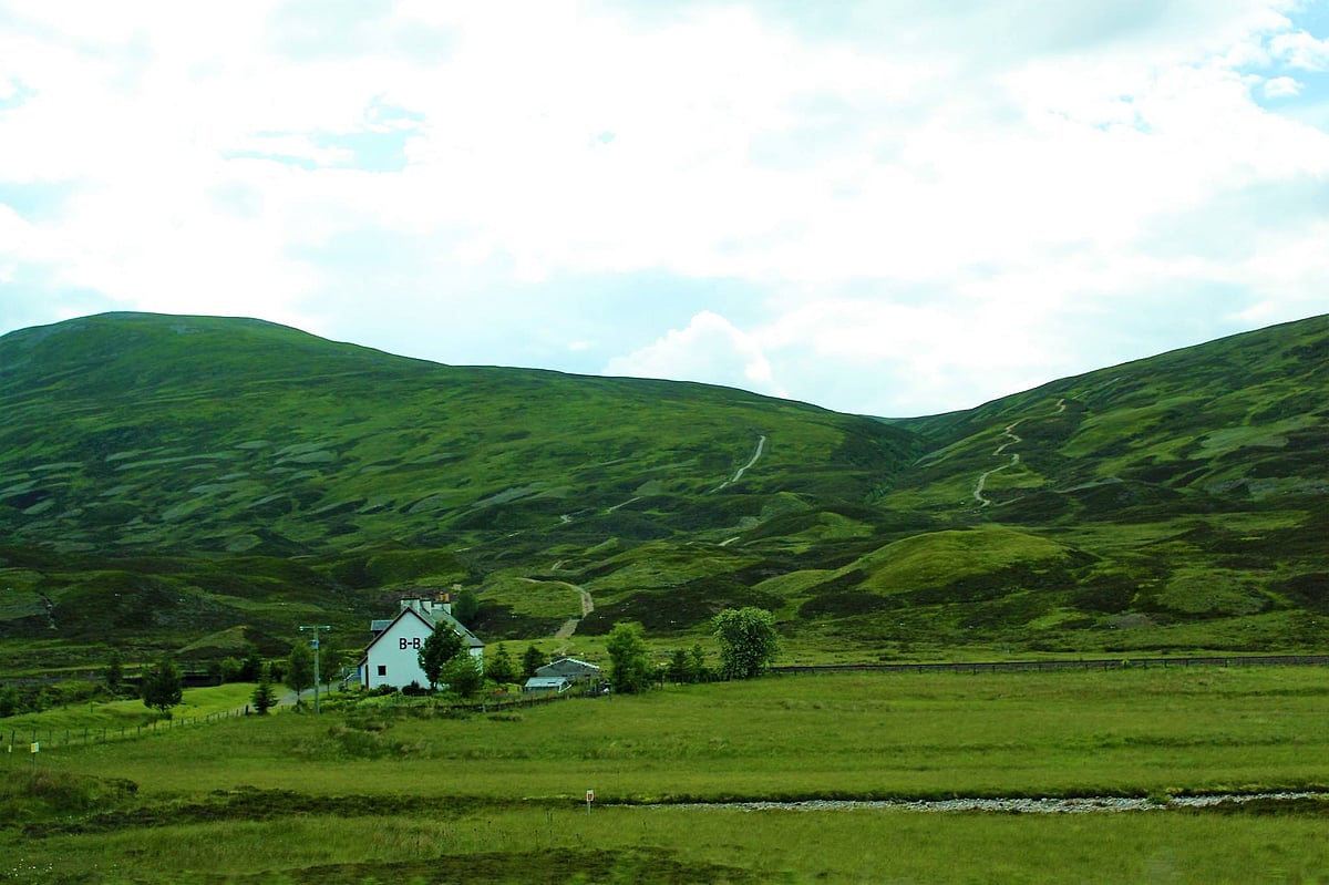 পাহাড়ের কোলে শান্ত কটেজ