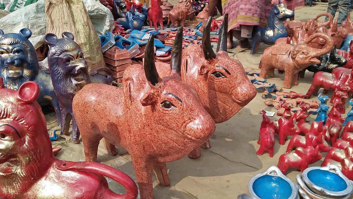 গ্রামীণ মেলায় শিশুদের আকর্ষণের কেন্দ্রে থাকে নানা ধরনের মাটির পুতুল। কিশোরগঞ্জের অষ্টগ্রামের চৌদ্দমাদল মেলায়