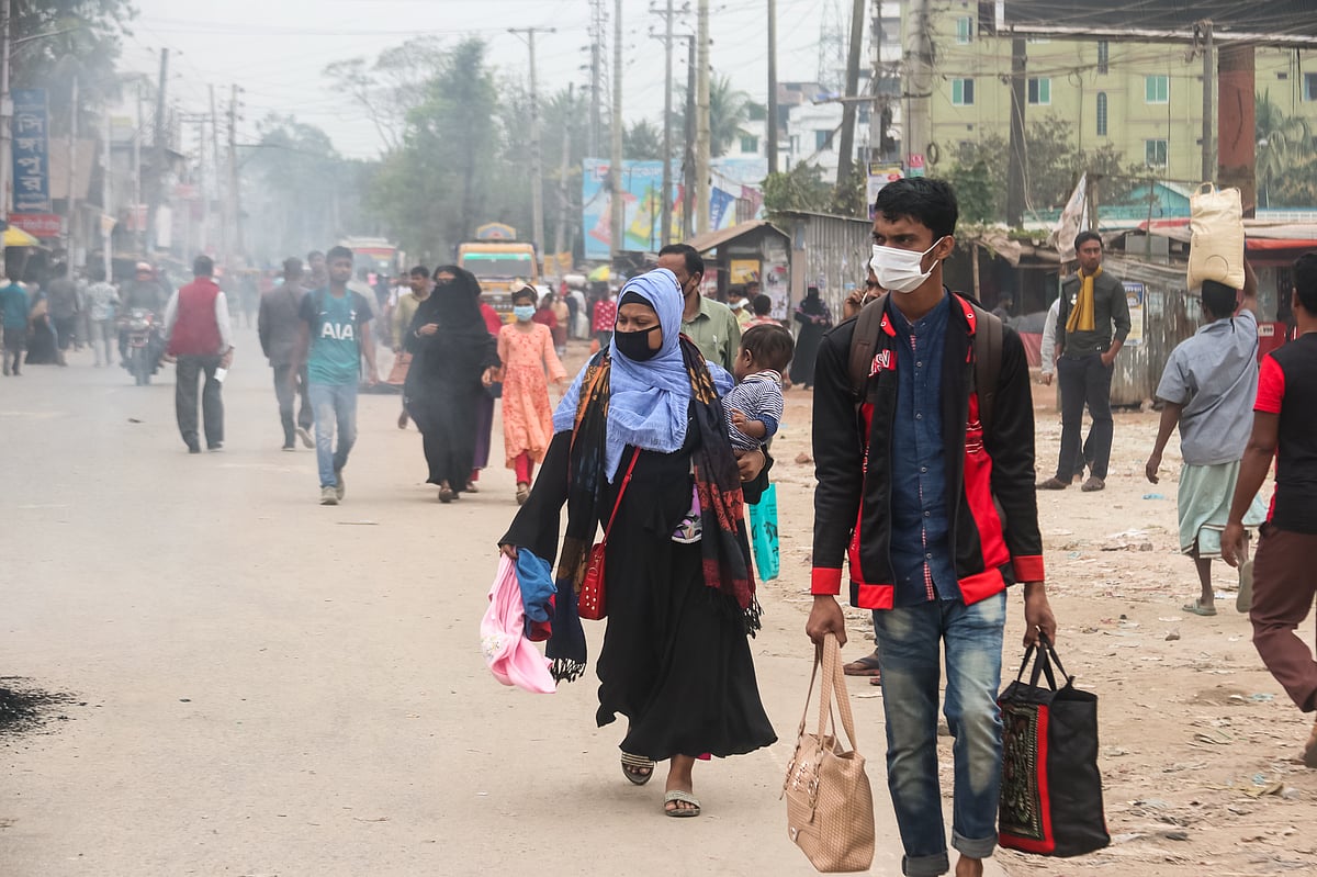 শিক্ষার্থীদের অবরোধ আর পরিবহন শ্রমিকদের ধর্মঘটের কারণে বরিশালের সঙ্গে ২১টি রুটের বাস চলাচল বন্ধ আছে। এতে দুর্ভোগে পড়েছেন যাত্রীরা। ছবিটি শনিবার বরিশাল নগরের রুপাতলী বাসস্ট্যান্ড এলাকা থেকে তোলা