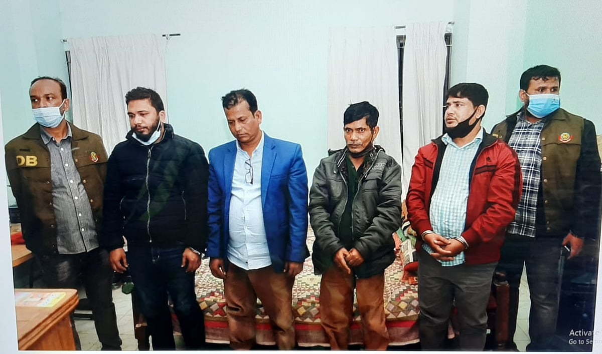 নকল মদ তৈরির অভিযোগে গ্রেপ্তার হওয়া চারজন