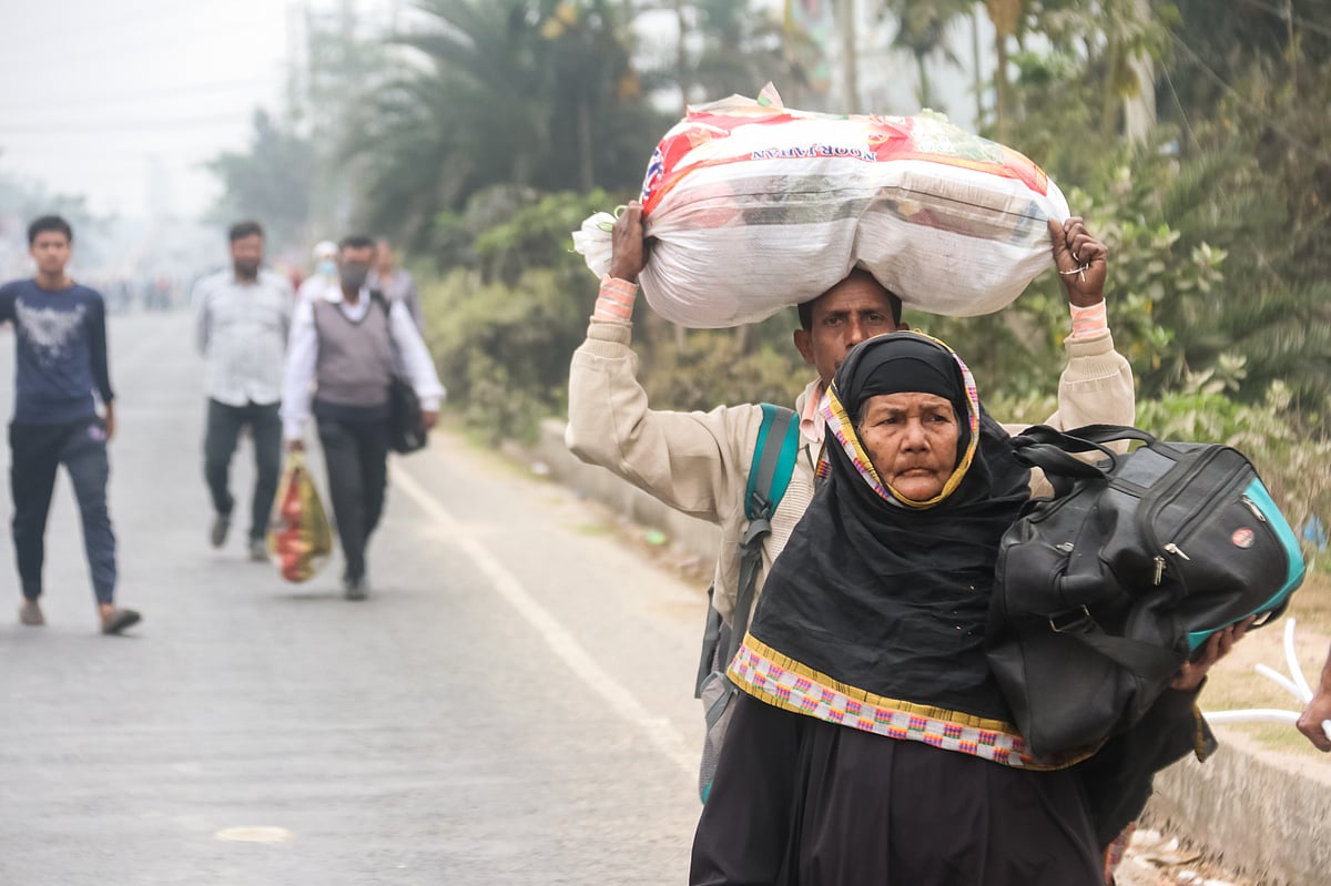 অবরোধ-ধর্মঘটে দক্ষিণ-পশ্চিমাঞ্চলের ২১টি পথে সড়ক যোগাযোগ বন্ধ হয়ে যায়। এতে ভোগান্তিতে পড়েন যাত্রীরা। আজ শনিবার বরিশাল বিশ্ববিদ্যালয় সংলগ্ন এলাকায়