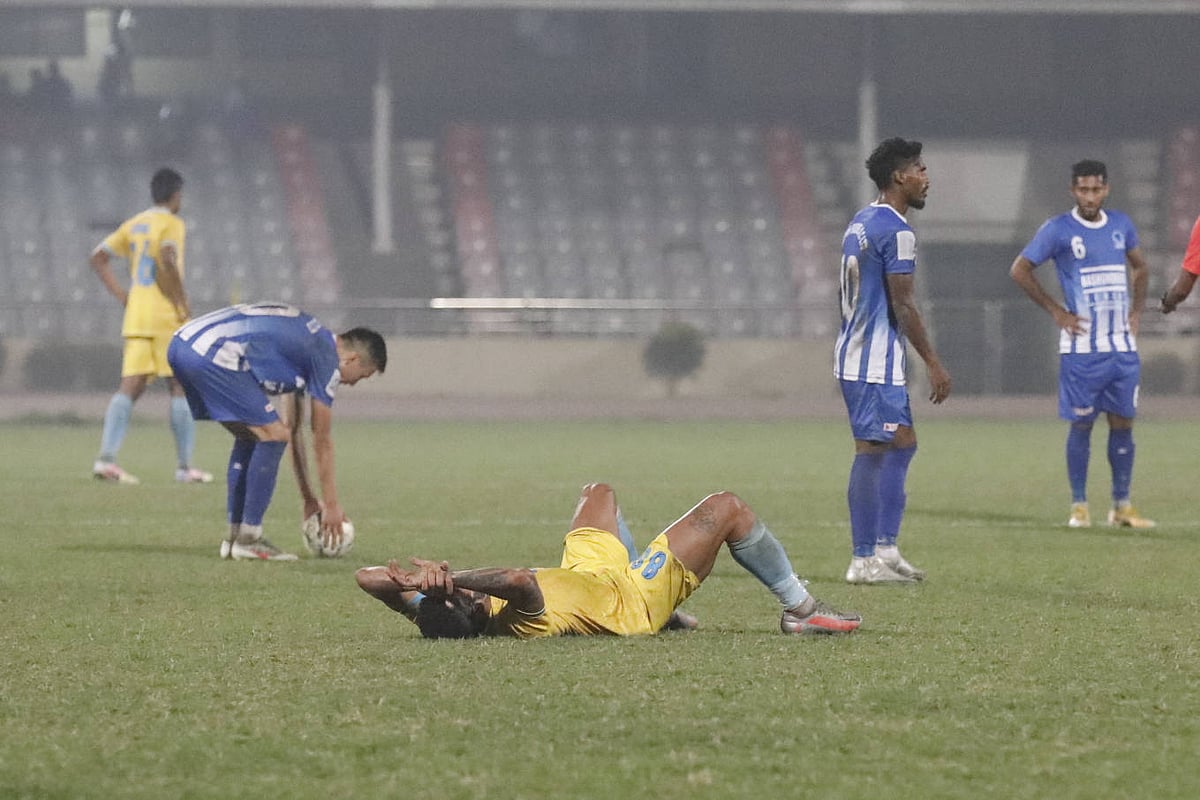শেষ মুহূর্তে জয় হাতছাড়া আবাহনীর (হলুদ জার্সি)।
