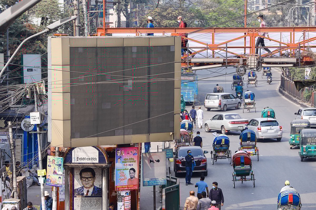 সড়কের সৌন্দর্যবর্ধনের শর্তে বিনা করে বিজ্ঞাপন প্রচারের সুযোগ দেওয়া হলেও রাস্তার অবস্থা মলিন। সম্প্রতি রাজধানীর সায়েন্স ল্যাব মোড়ে