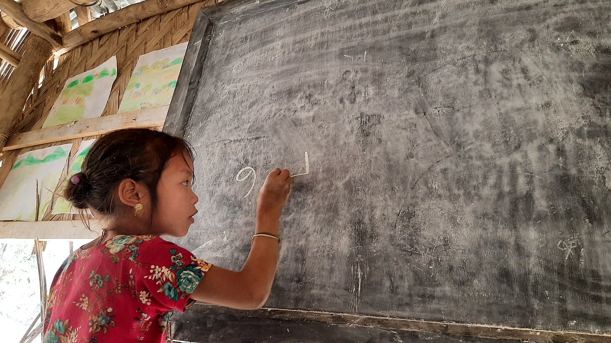 পাওমুম থারক্লার খুদে পড়ুয়াদের ম্রো বর্ণমালা শেখানো হয়