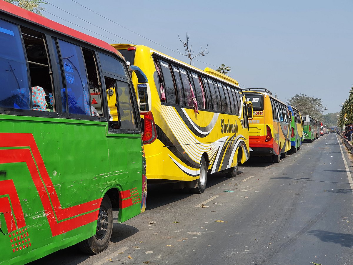 রাজবাড়ীর দৌলতদিয়া ফেরিঘাট থেকে প্রায় চার কিলোমিটার লম্বা যানবাহনের লাইন। টানা তিন দিনের সরকারি ছুটি পাওয়ায় এসব মানুষ রাজধানী ছেড়েছিল। আজ সোমবার দুপুরে ঢাকা-খুলনা মহাসড়কের গোয়ালন্দ উপজেলার দৌলতদিয়া ইউনিয়ন পরিষদের কাছ থেকে তোলা