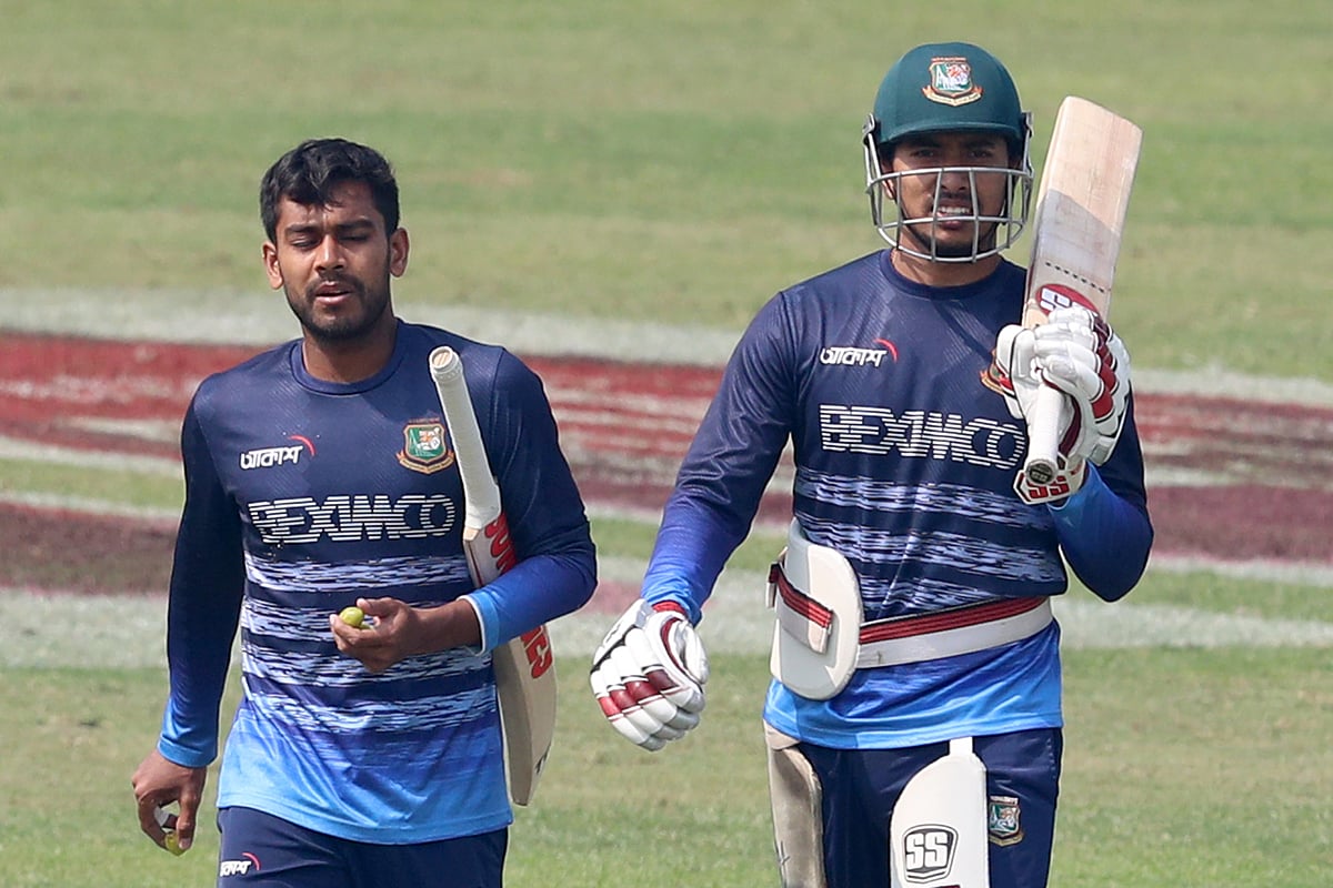 চোটের কারণে পাকিস্তান সফরের বাংলাদেশ টি–টোয়েন্টি দল থেকে বাদ পড়েছেন সৌম্য সরকার (ডানে)। তাঁর বদলে দলে ঢুকেছেন মেহেদী হাসান মিরাজ