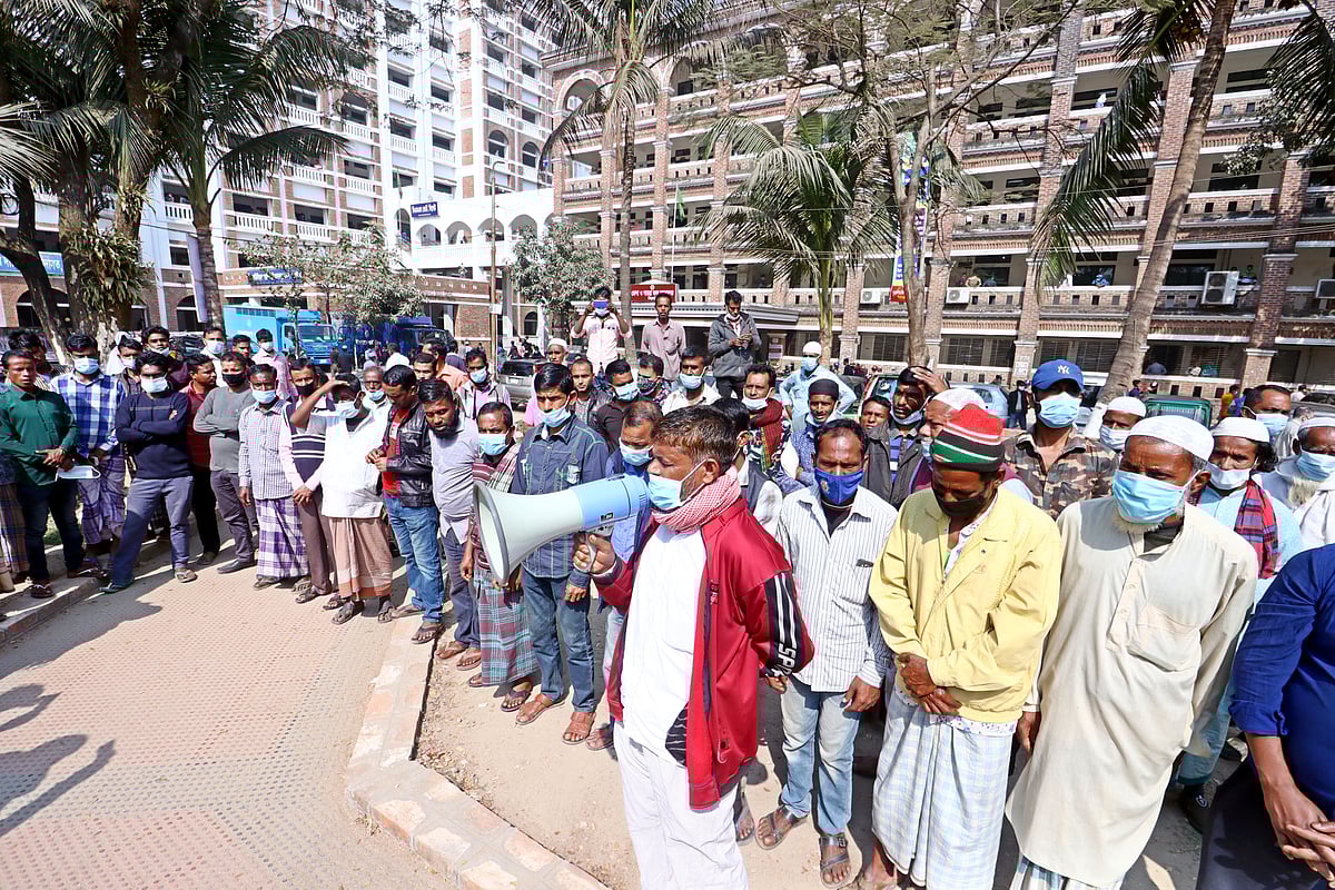 বিভিন্ন মামলায় প্রবেশনে থাকা আসামিরা চালাচ্ছেন মাদকবিরোধী প্রচারণা। কারাভোড়ের পরিবর্তে আদালতের আদেশে এটাই তাঁদের সাজা। আজ সোমবার সকাল সাড়ে ১০টার দিকে সিলেট জেলা দায়রা জজ আদালত প্রাঙ্গণে