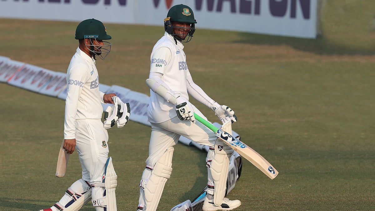 দিনের শেষে অপরাজিত থেকে মাঠ ছাড়ছেন সাকিব–লিটন। কাল এই দুই অপরাজিত ব্যাটসম্যান বাংলাদেশকে কতদূর নিতে পারবেন?
