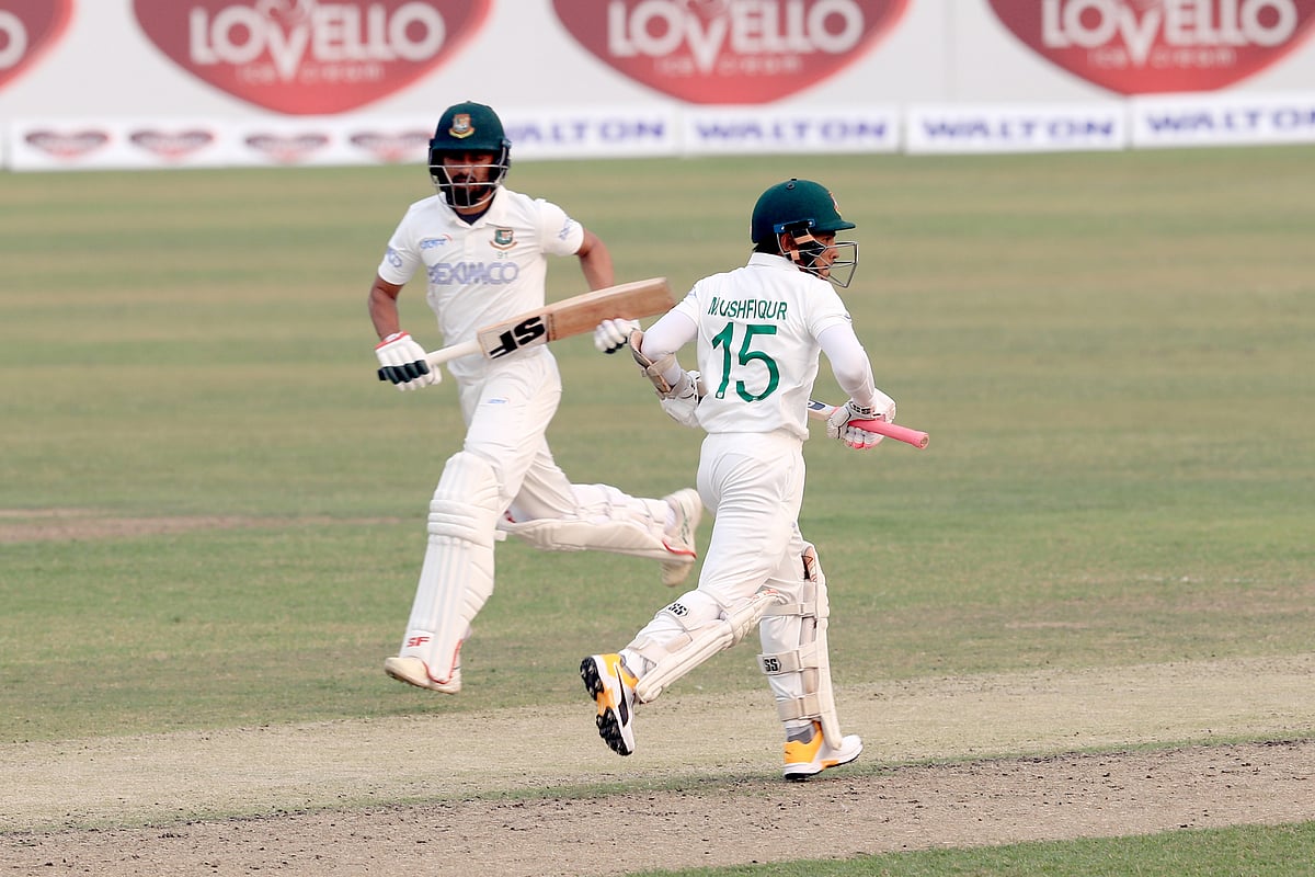 মুশফিক আর মিঠুন দিনের শেষভাগে দারুণভাবেই লড়েছেন।