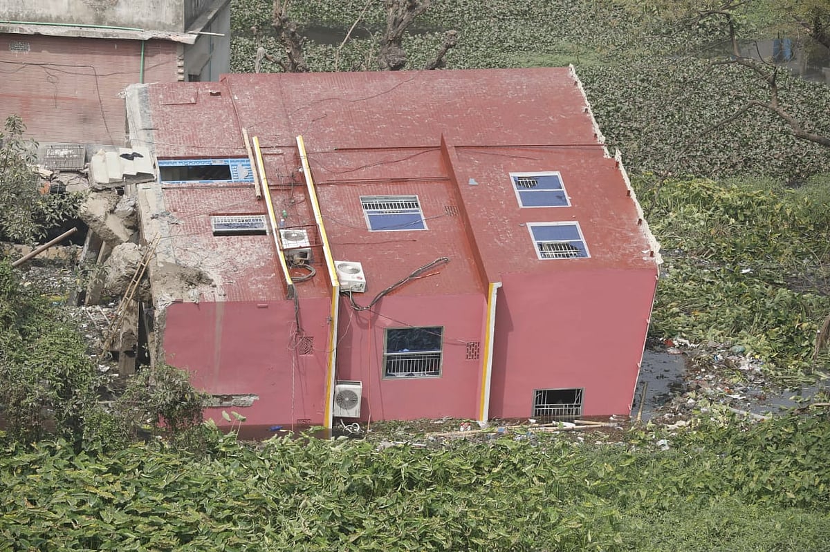 ঢাকার কেরানীগঞ্জের পূর্ব চরাইল খেলার মাঠ সংলগ্ন এলাকায় একটি তিনতলা ভবন পাশের ডোবায় ধসে পড়ে। কেরানীগঞ্জ, ১৯ ফেব্রুয়ারি