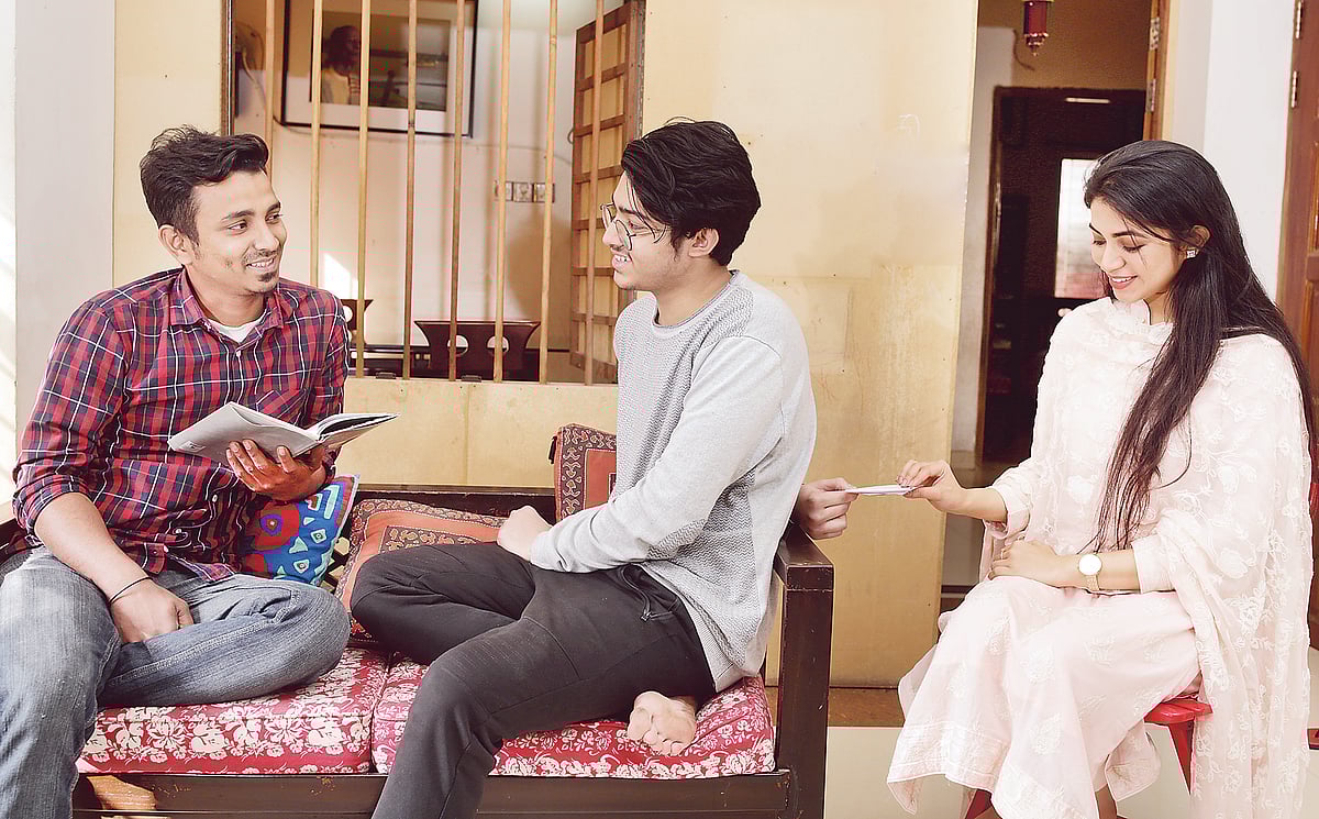 বন্ধুত্ব ও প্রেম দুটোই টিকিয়ে রাখা অনেক সময় কঠিন হতে পারে। সে ক্ষেত্রে নিজের সিদ্ধান্তে অটল থাকুন। মডেল: আবীর, তাসিক ও প্রিয়ন্তী