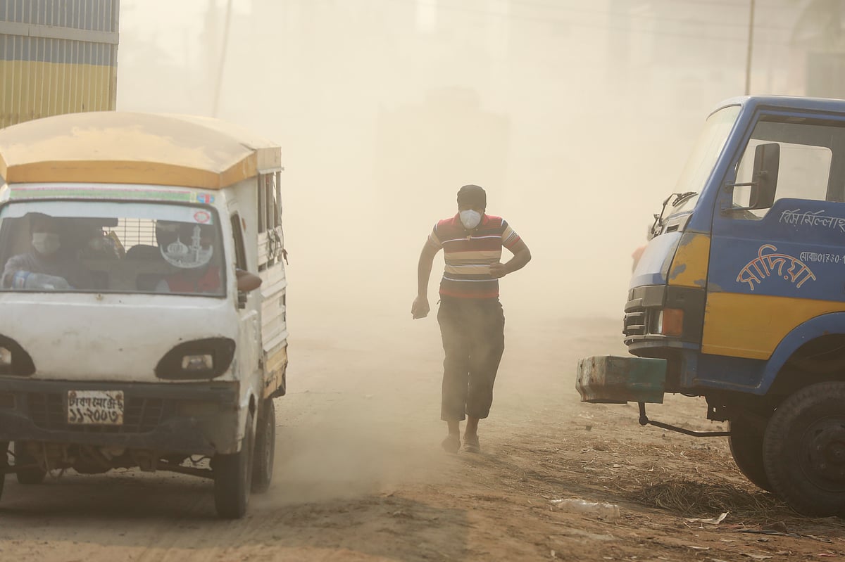 রাতে ঢাকার বায়ু ‘দুর্যোগপূর্ণ’ অবস্থায় চলে যায়