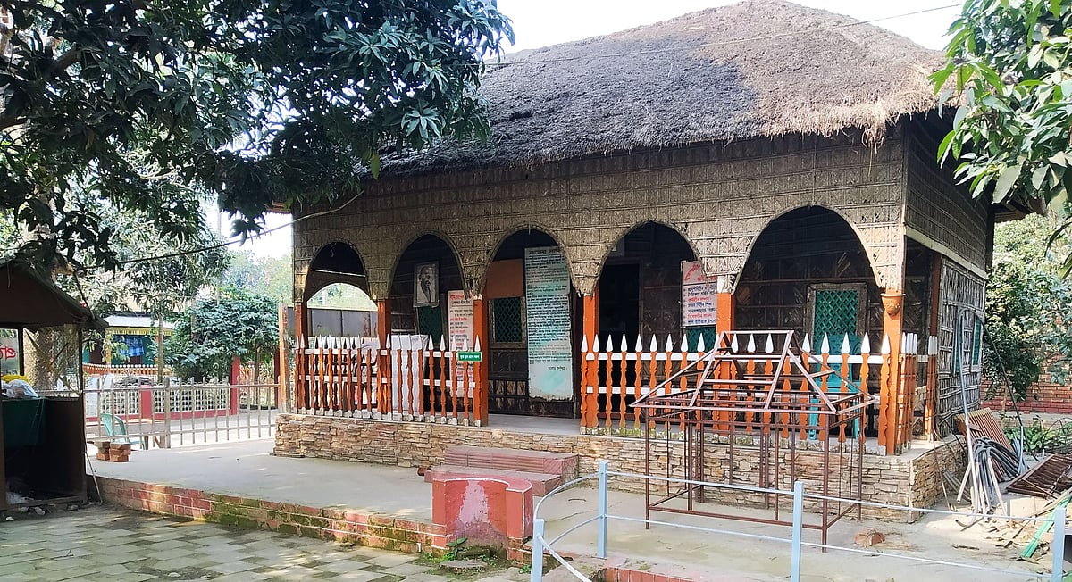 ১৯৪৮ সালে হামলা চালিয়ে আশ্রমটি গুঁড়িয়ে দেওয়া হয়। তবে টিকে ছিল আশ্রমের অফিসঘর। জামালপুর জেলা সদরের কাপাসহাটিয়া গ্রামে