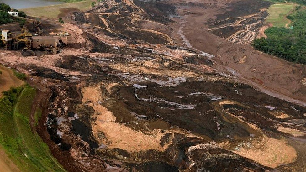 দুর্ঘটনার সময় বাঁধ ভেঙে স্রোতের মতো আসা কাদাজলে খনি এলাকার ক্যাফেটেরিয়া পুরো চাপা পড়ে যায়